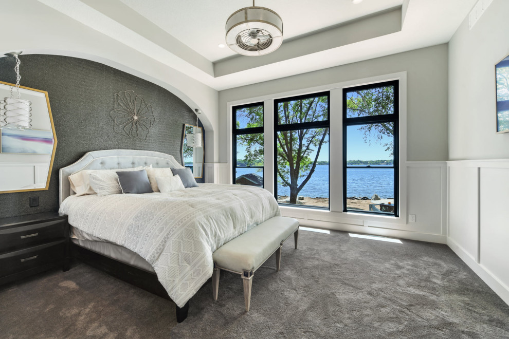 Imagen de dormitorio principal clásico renovado grande con paredes grises, moqueta, suelo gris, bandeja y boiserie