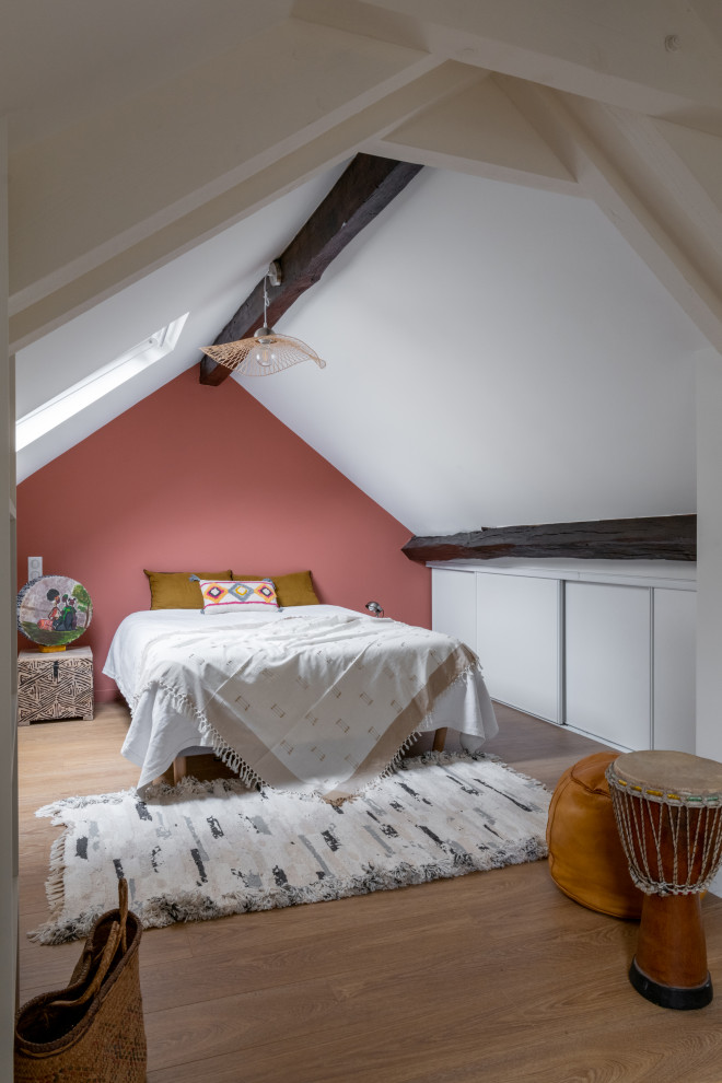Foto de dormitorio tipo loft y blanco y madera mediterráneo de tamaño medio con paredes rosas, suelo de madera clara y vigas vistas