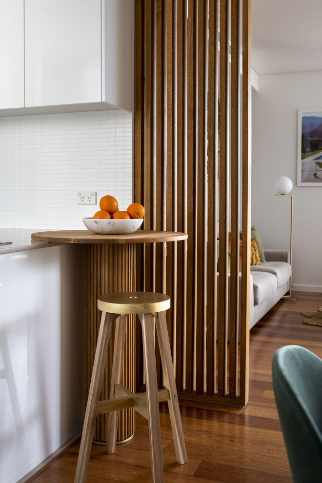 Kleine Küche mit braunem Holzboden und braunem Boden in Sydney