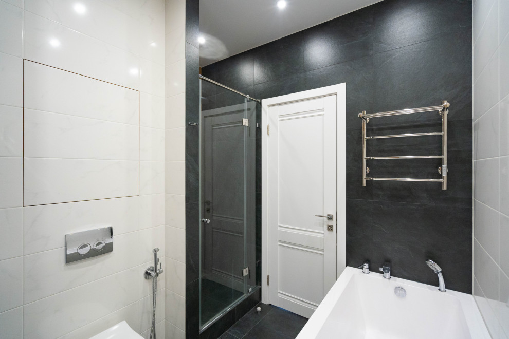 Bild på ett mellanstort funkis vit vitt en-suite badrum, med släta luckor, vita skåp, ett badkar i en alkov, en vägghängd toalettstol, mosaik, bruna väggar och klinkergolv i porslin