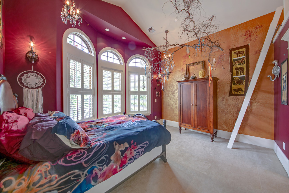 Пример оригинального дизайна: большая гостевая спальня (комната для гостей) в викторианском стиле с красными стенами, ковровым покрытием, серым полом и сводчатым потолком