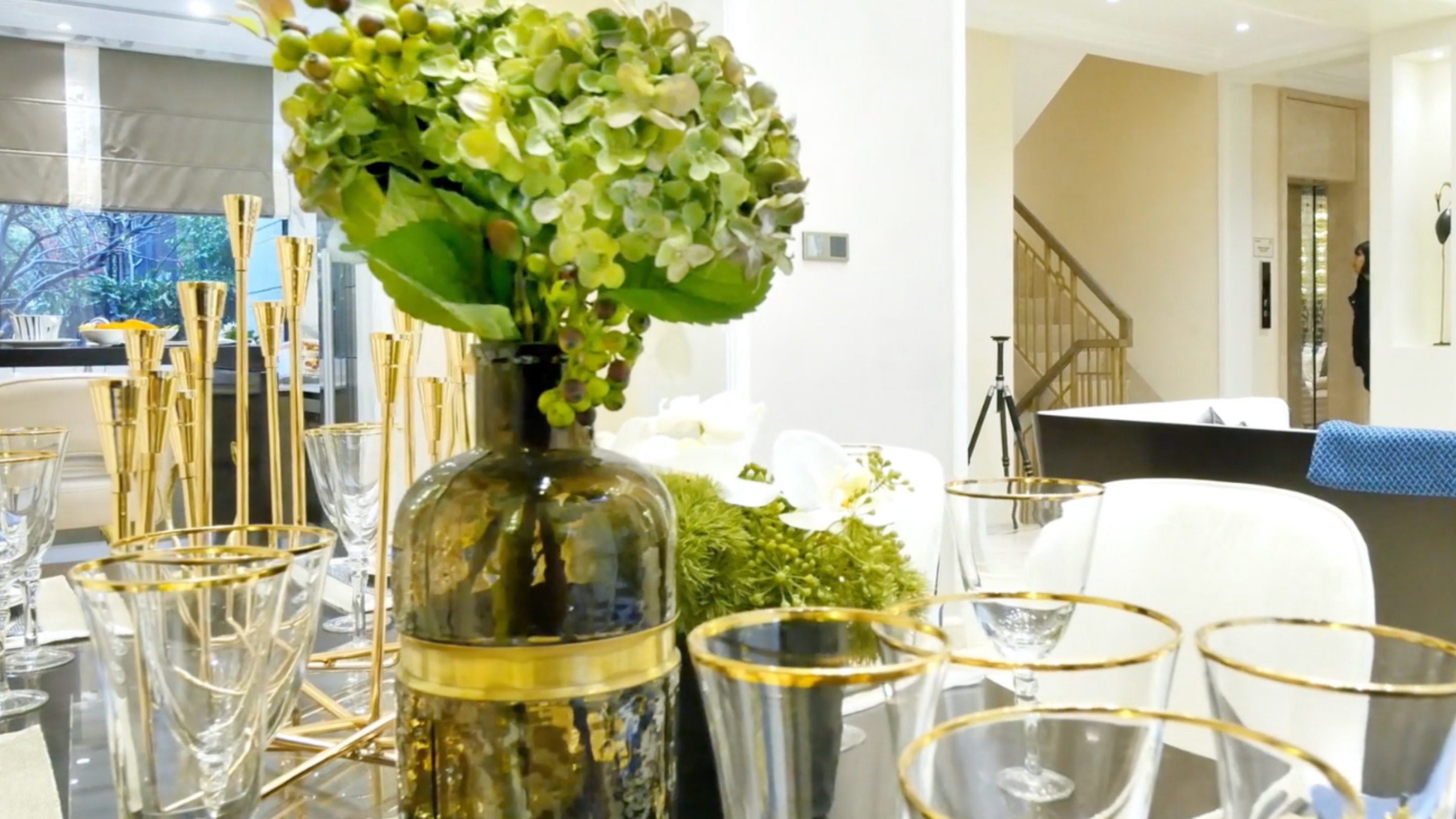 Sleek Modern Dining Room with Elegant Accents in Chertsey