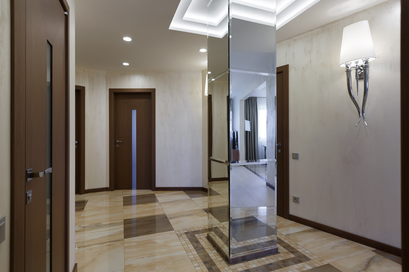 "Вокруг зеркальной колонны"