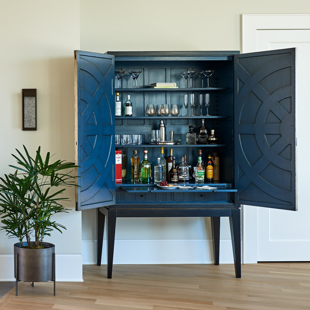 Foto de bar en casa marinero de tamaño medio sin pila con puertas de armario grises, suelo de madera clara y suelo beige