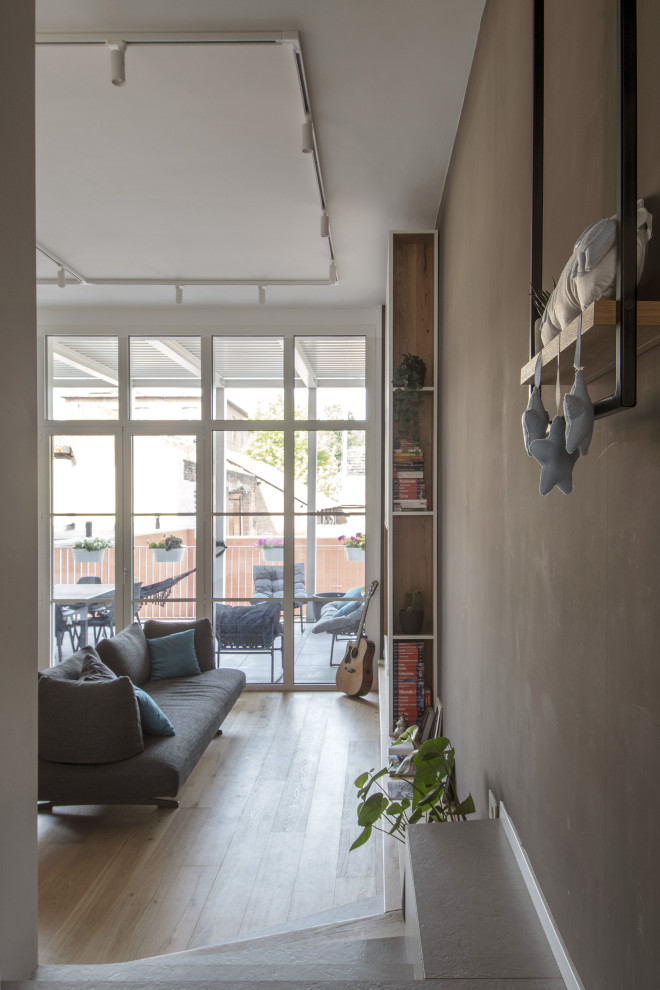 Kleines Modernes Foyer mit grauer Wandfarbe, Porzellan-Bodenfliesen, Einzeltür, grauer Haustür, grauem Boden und eingelassener Decke in Turin