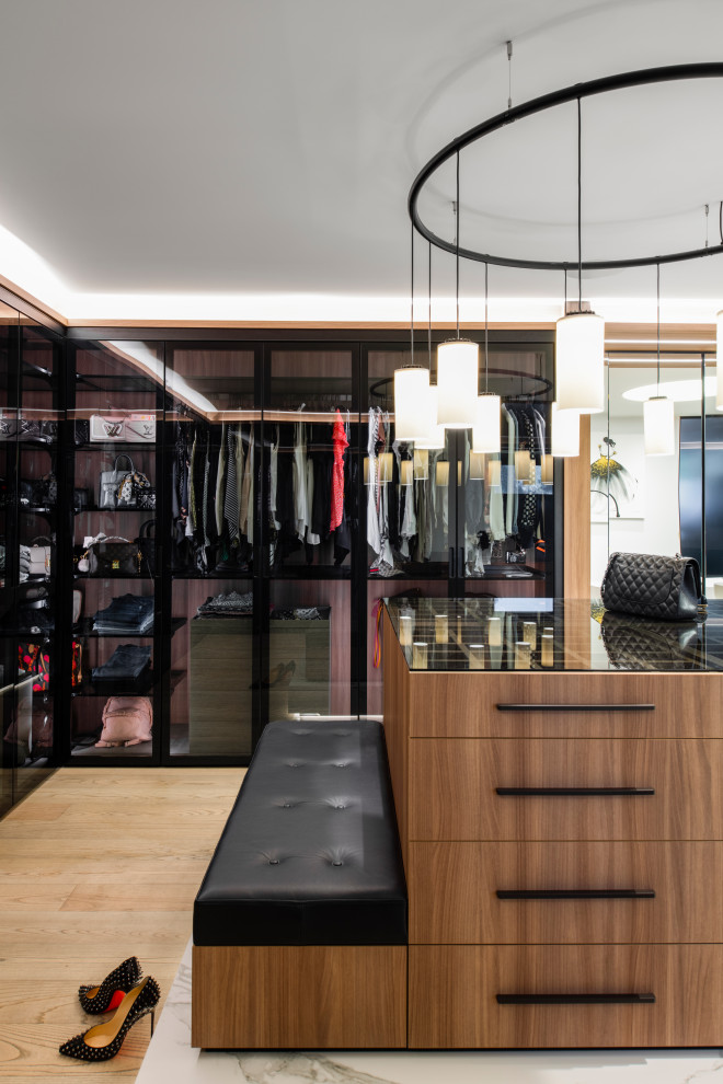 Geräumiger, Neutraler Moderner Begehbarer Kleiderschrank mit Glasfronten und braunem Holzboden in Sydney