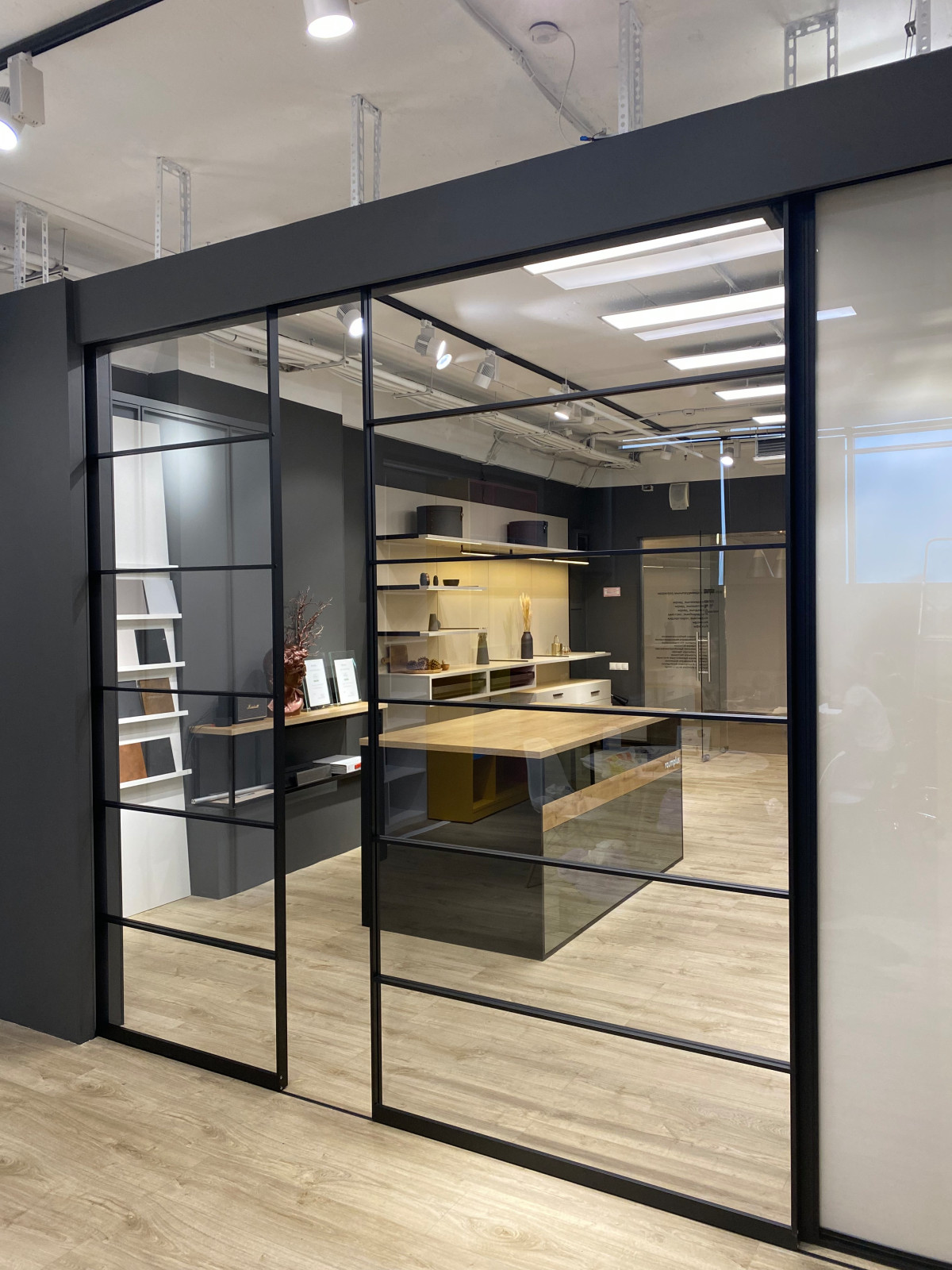 Раздвижные двери в профиле S1200 с разделителями