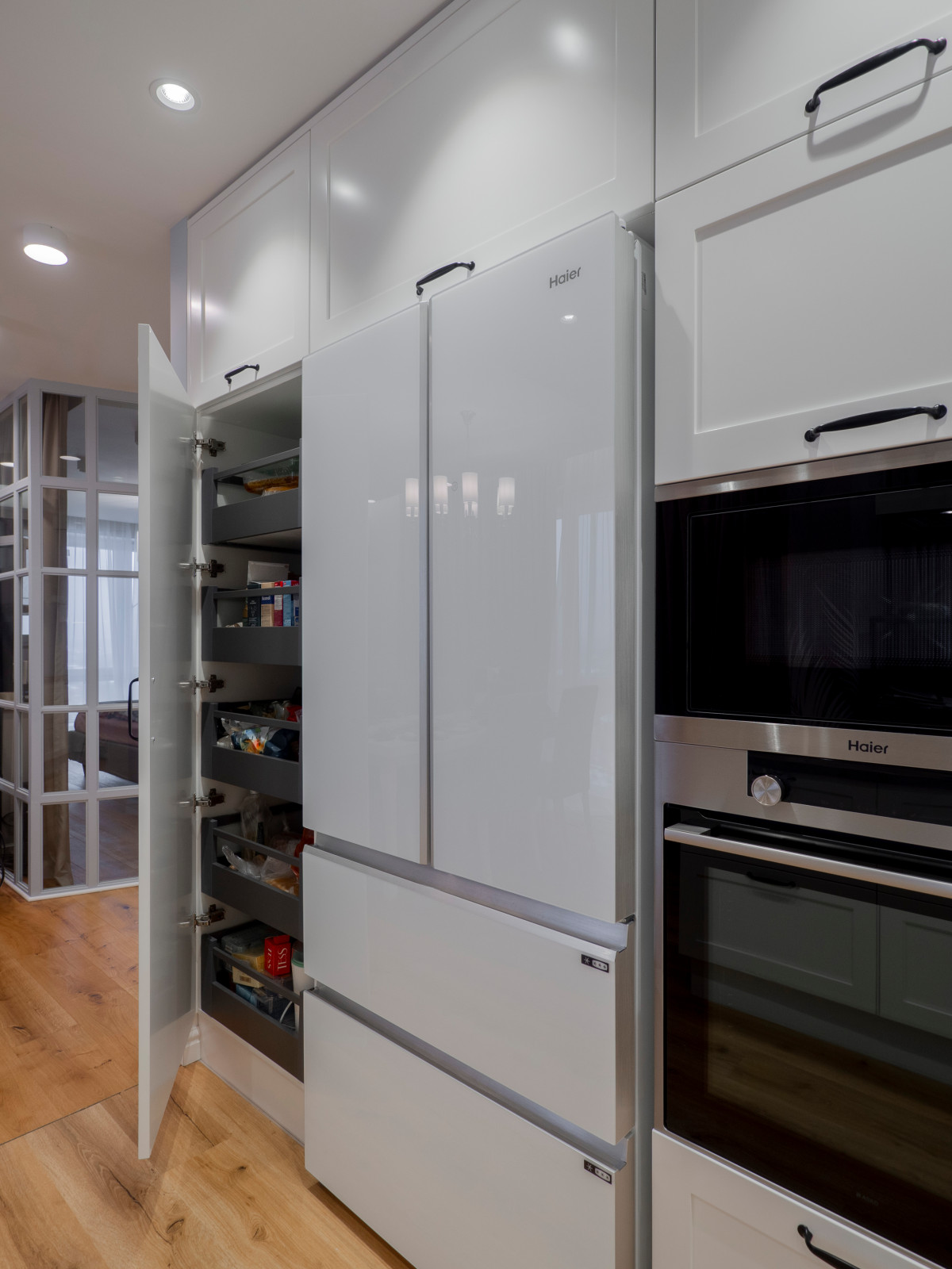 Стильная неоклассическая кухне в белом цвете