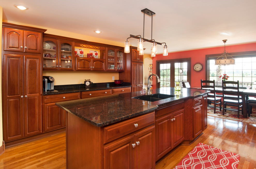 Example of a transitional home design design in Columbus