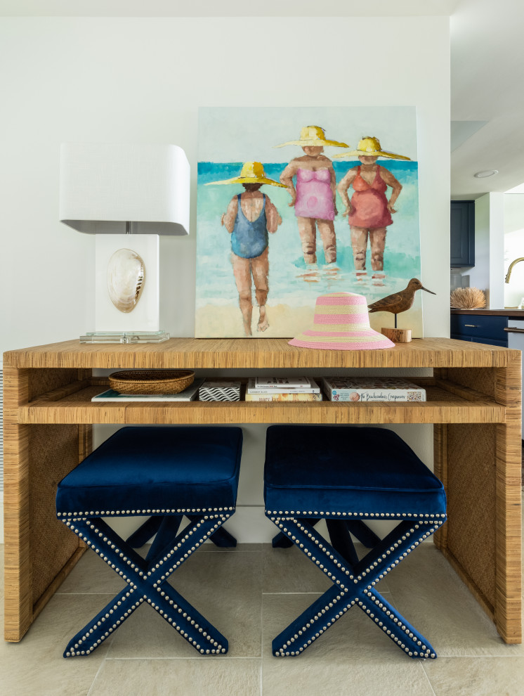 タンパにある高級な中くらいなビーチスタイルのおしゃれな玄関ドア (白い壁、ライムストーンの床、青いドア、ベージュの床) の写真
