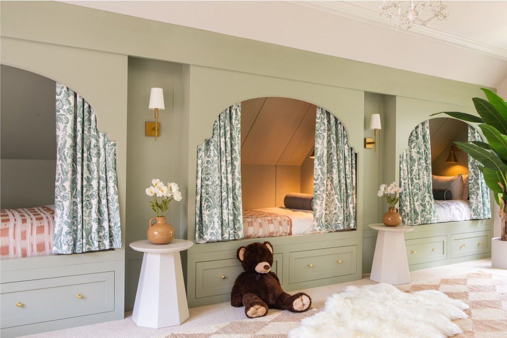 Ispirazione per una cameretta da letto classica con pareti verdi e moquette
