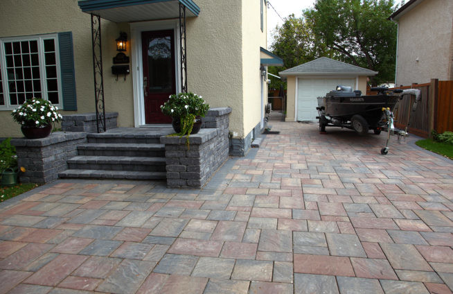 Design ideas for a huge rustic front yard driveway.