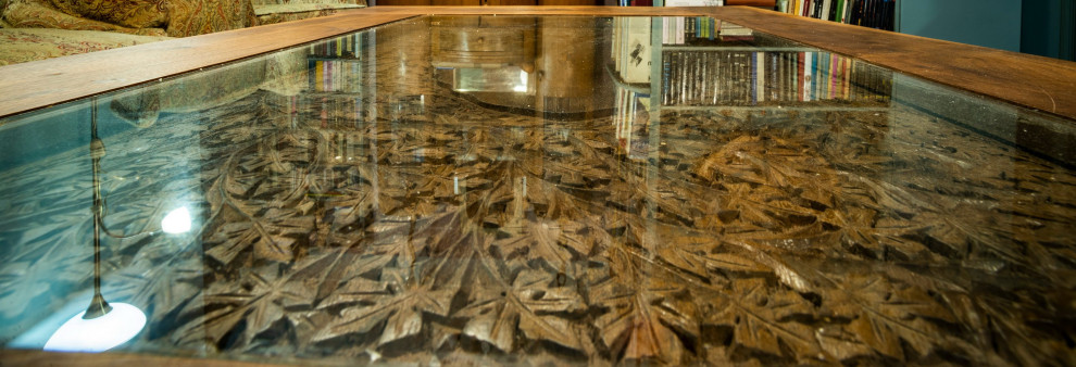 Журнальный столик с восточным артефактом