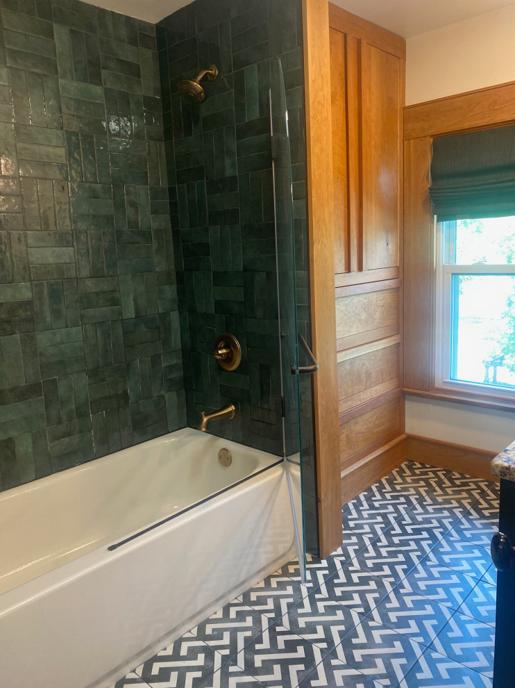 Стильный дизайн: маленькая детская ванная комната в стиле фьюжн с фасадами островного типа, черными фасадами, угловой ванной, душем над ванной, унитазом-моноблоком, полом из керамогранита, накладной раковиной, столешницей из гранита, черным полом, душем с распашными дверями, разноцветной столешницей, тумбой под одну раковину и встроенной тумбой для на участке и в саду - последний тренд