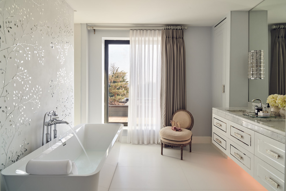 Inredning av ett modernt stort grå grått en-suite badrum, med ett fristående badkar, grå kakel, mosaik, ett väggmonterat handfat och marmorbänkskiva