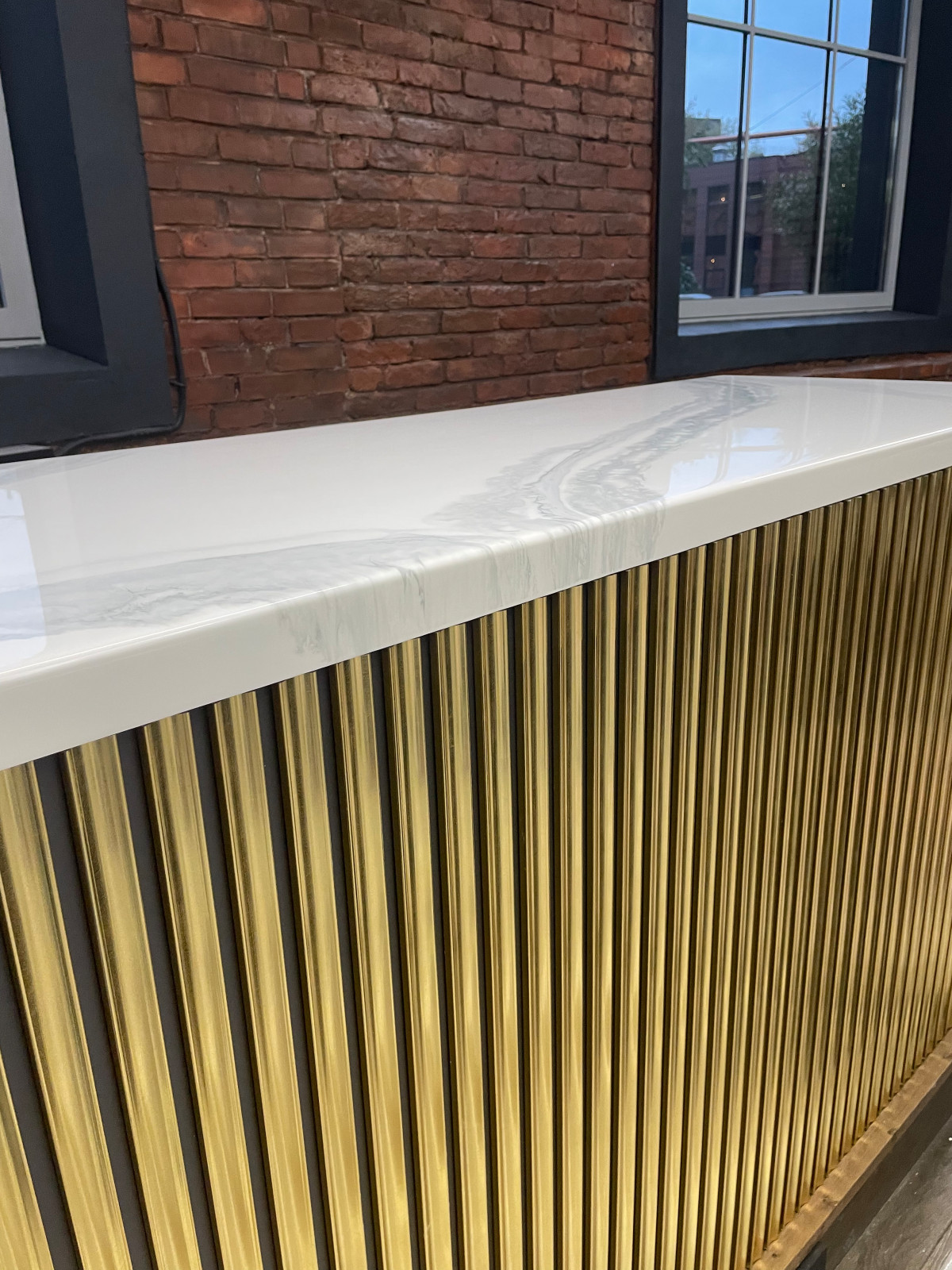 Барные стойки с золотыми молдингами