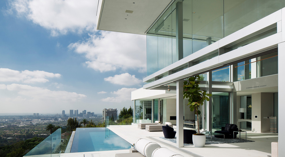 Inspiration for a contemporary pool in Orange County.