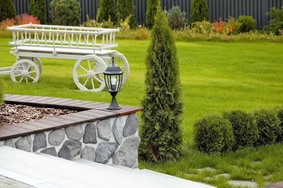 Inspiration for a traditional garden in Moscow with a retaining wall.