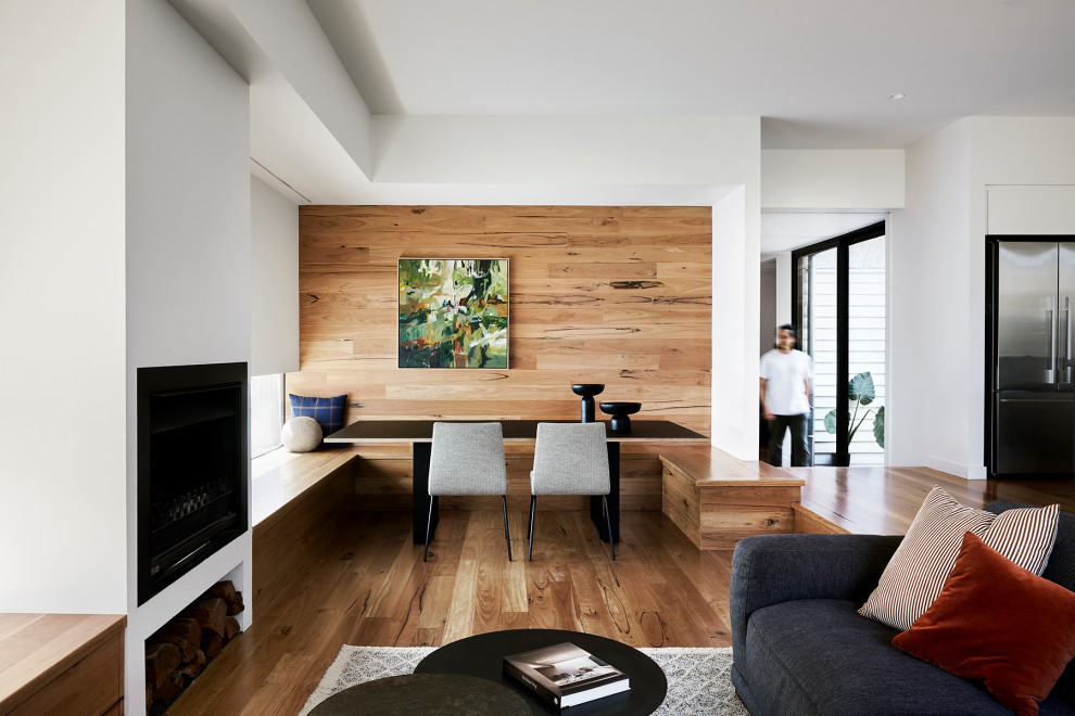 Offenes, Mittelgroßes Modernes Esszimmer mit weißer Wandfarbe, hellem Holzboden und Holzwänden in Melbourne