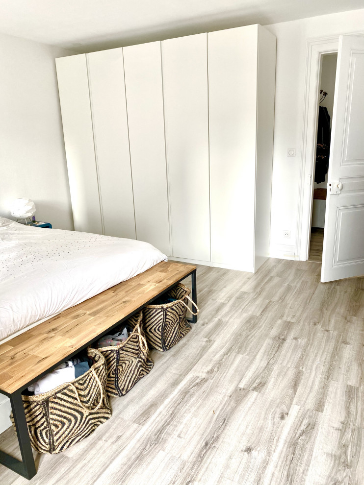 Cette image montre une chambre parentale nordique de taille moyenne avec un mur blanc, un sol en vinyl et un sol beige.
