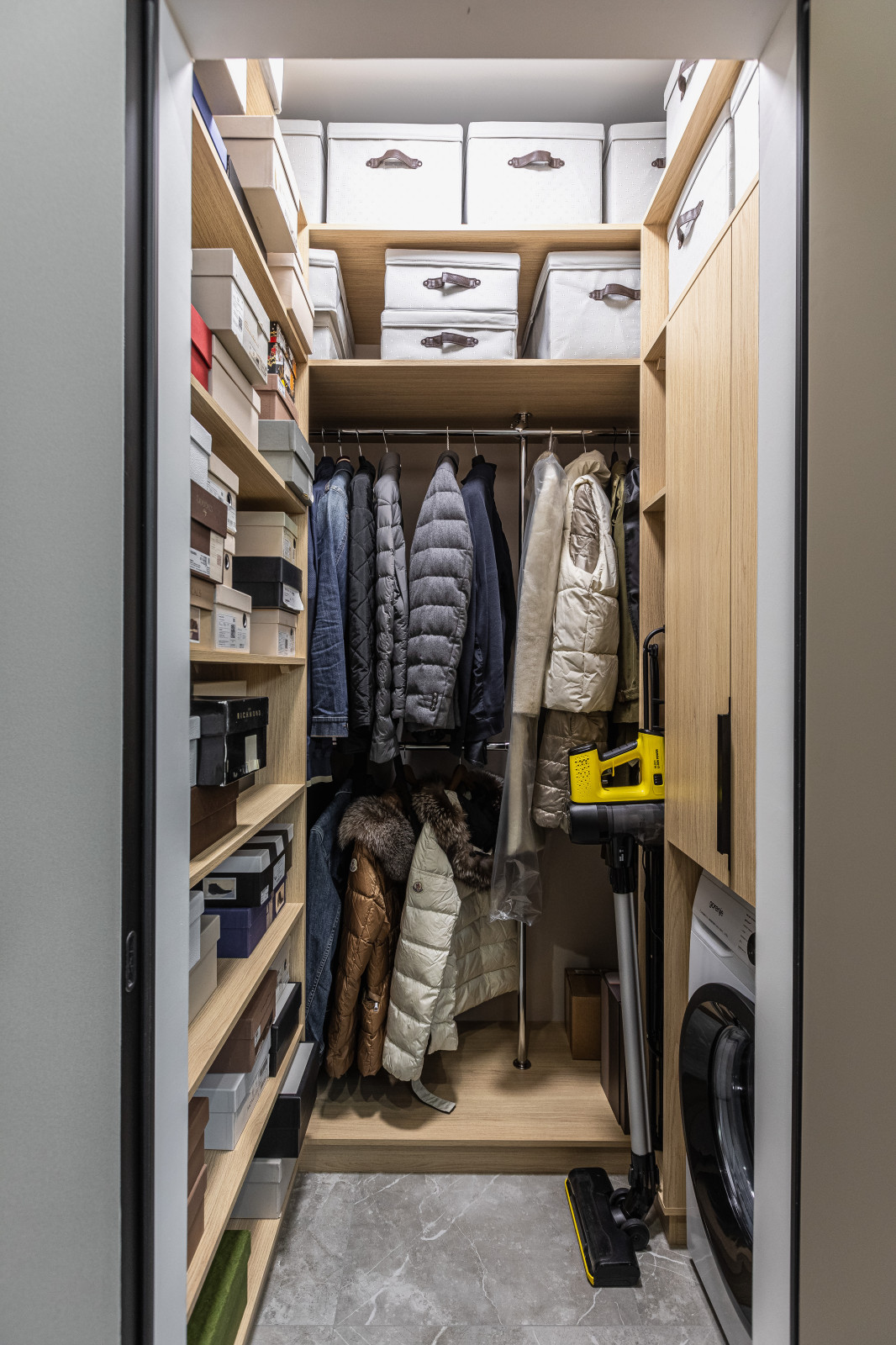 Двухкомнатная квартира в современном стиле с яркими акцентами