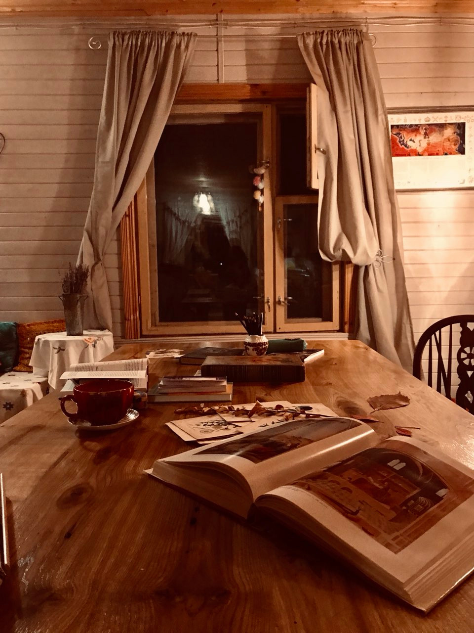 Большой дубовый стол для веранды