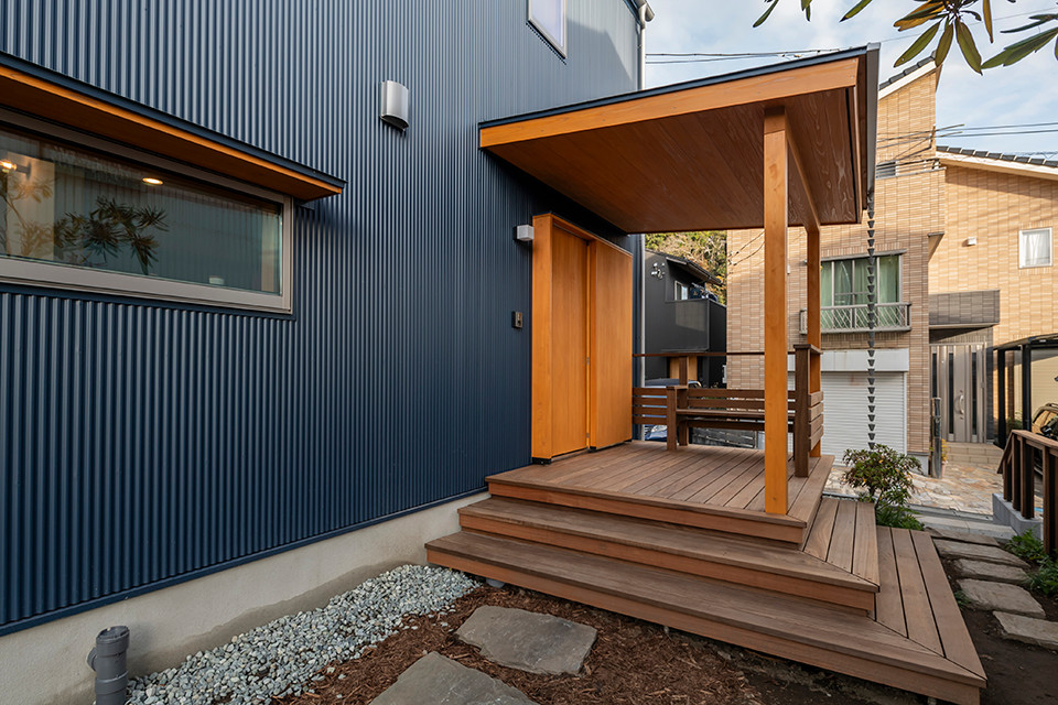 ガヴォー「青い屋根」 おしゃれな青い屋根の家の画像 75選 - 2025年8月 | Houzz (ハウズ)