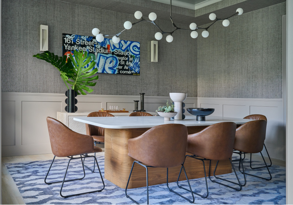Cette image montre une salle à manger traditionnelle fermée avec un mur gris, parquet clair, un sol beige, du lambris et du papier peint.