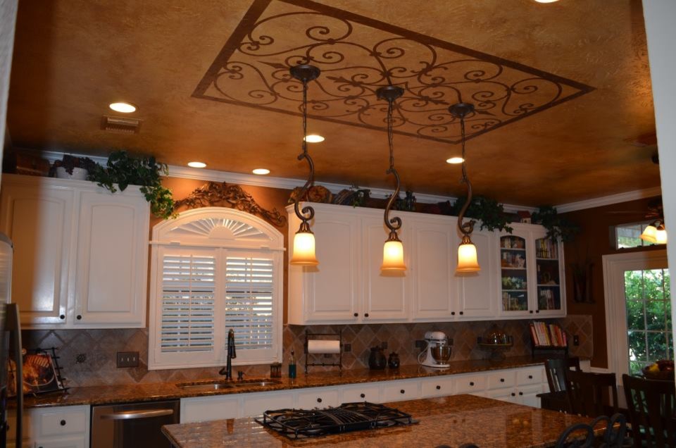 Enclosed kitchen - large transitional l-shaped enclosed kitchen idea in Houston with an island