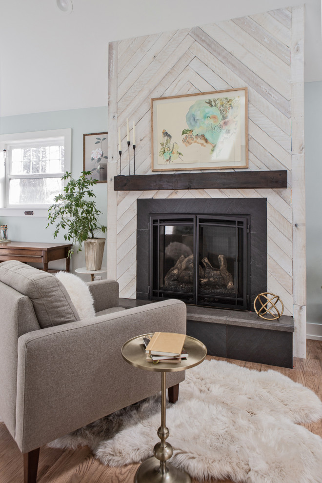 デンバーにある広いシャビーシック調のおしゃれな主寝室 (青い壁、淡色無垢フローリング、標準型暖炉、木材の暖炉まわり、ベージュの床、三角天井、板張り壁) のレイアウト