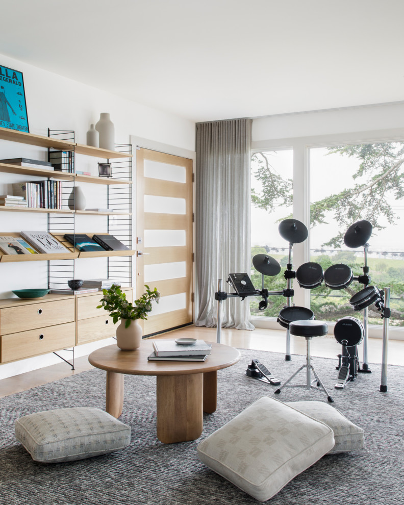 На фото: гостиная комната в современном стиле с музыкальной комнатой, белыми стенами, светлым паркетным полом и бежевым полом