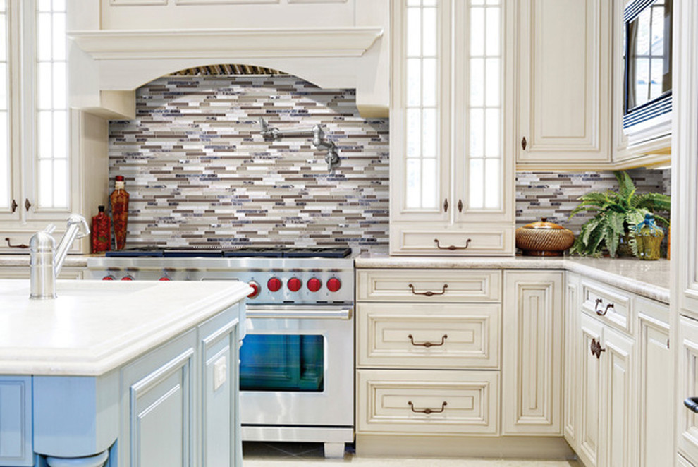 Inspiration for a transitional kitchen remodel in Detroit