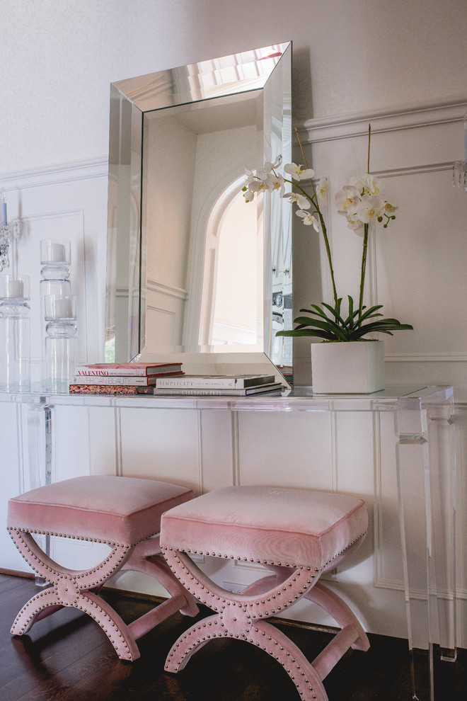 Example of a transitional home design design in Dallas