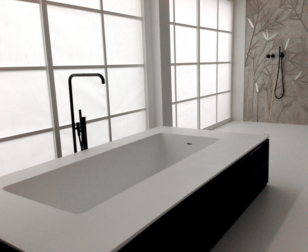 Foto på ett stort orientaliskt vit en-suite badrum, med öppna hyllor, skåp i mörkt trä, ett japanskt badkar, en öppen dusch, en vägghängd toalettstol, brun kakel, mosaik, vita väggar, marmorgolv, ett integrerad handfat, bänkskiva i akrylsten, vitt golv och med dusch som är öppen