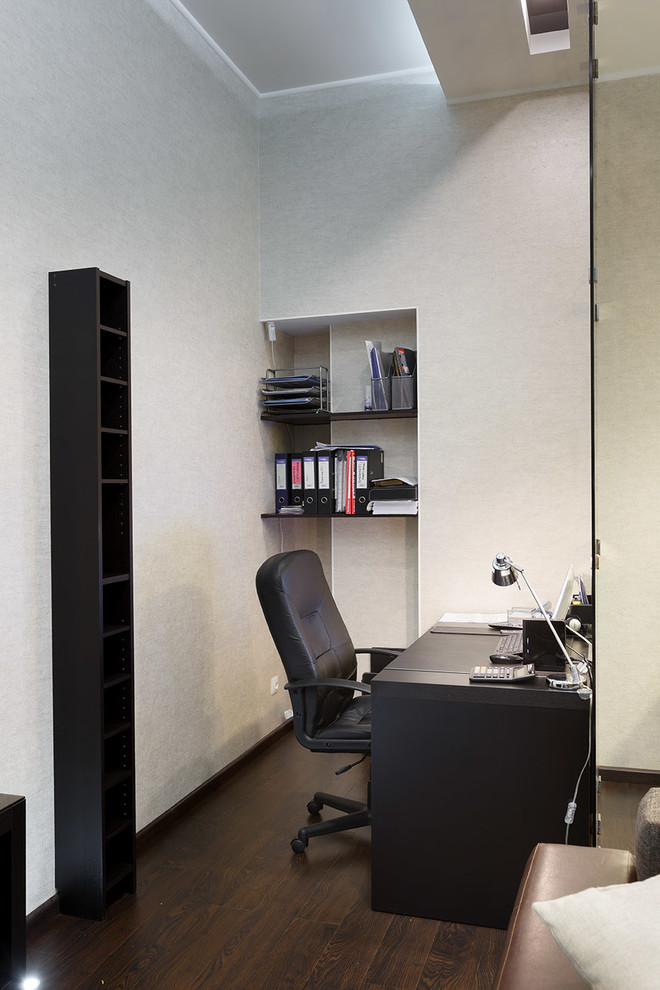 Свежая идея для дизайна: большой кабинет в современном стиле с серыми стенами, темным паркетным полом и коричневым полом - отличное фото интерьера