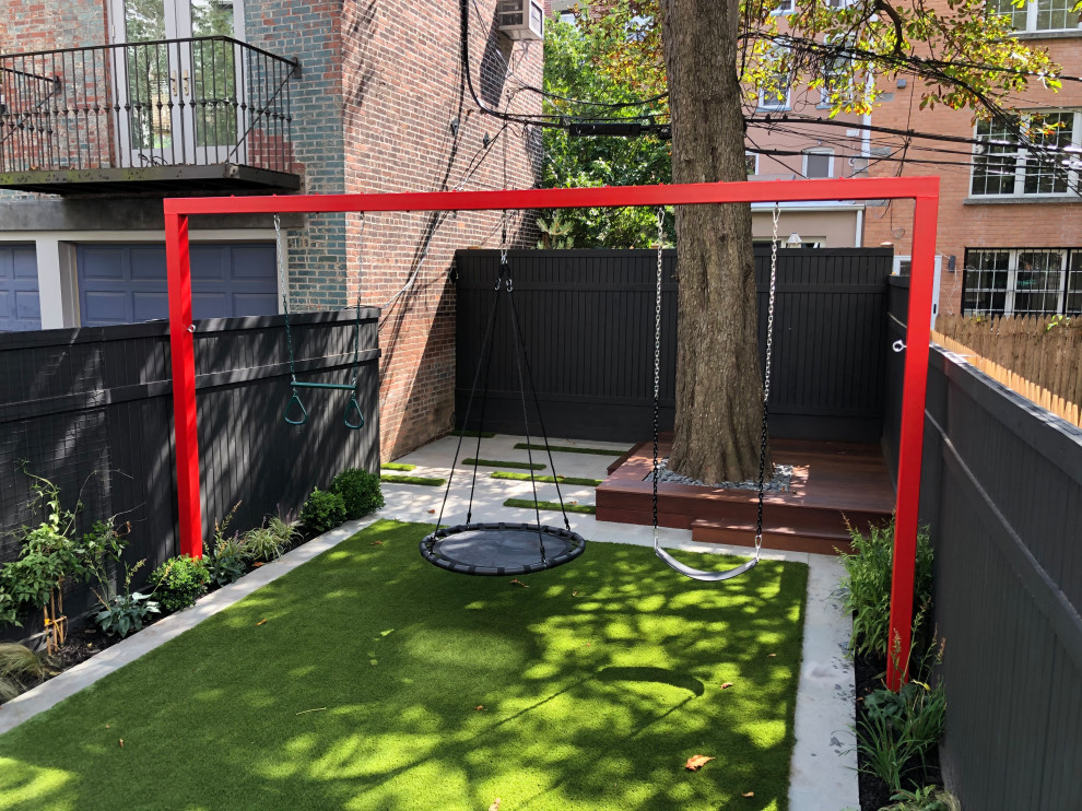 Идея дизайна: маленький тенистый, осенний участок и сад на заднем дворе в стиле модернизм с покрытием из каменной брусчатки и с деревянным забором для на участке и в саду