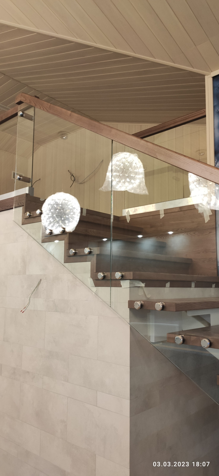 Лестница на монокосоуре со стеклянным ограждением