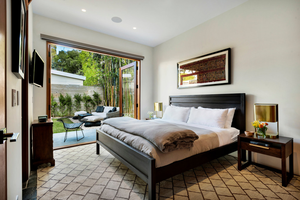 Пример оригинального дизайна: хозяйская спальня среднего размера в современном стиле с белыми стенами, ковровым покрытием и разноцветным полом без камина