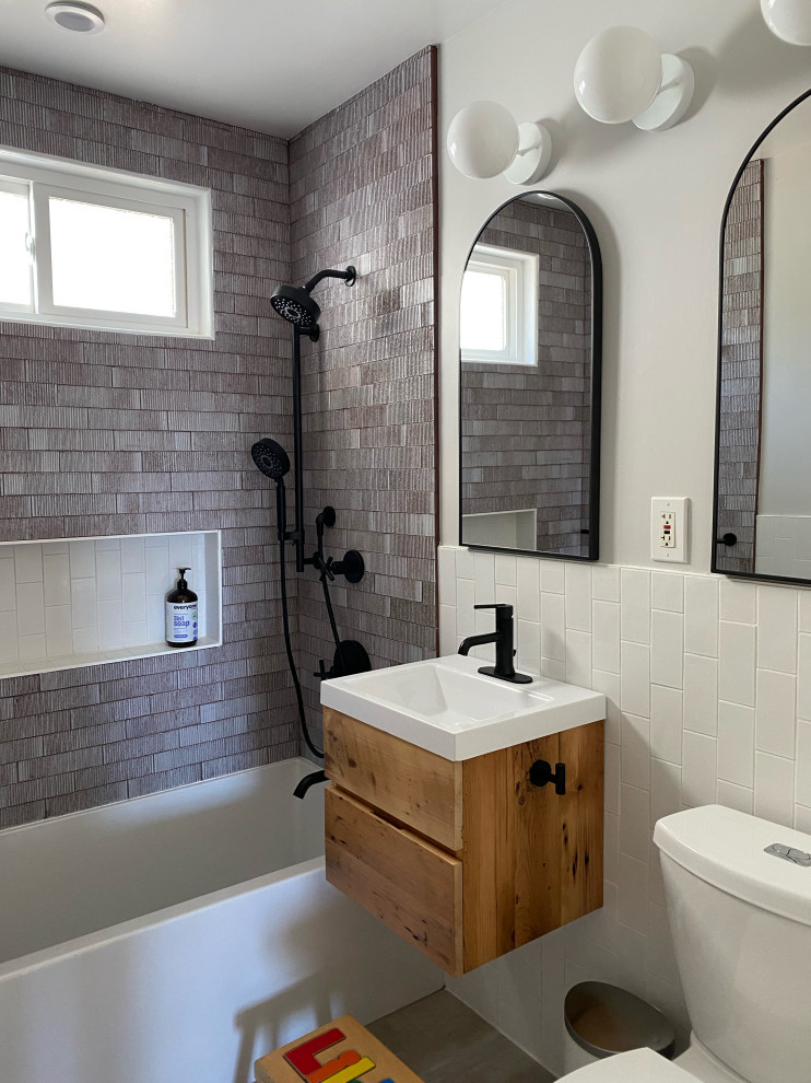 На фото: маленькая главная ванная комната в стиле модернизм с плоскими фасадами, светлыми деревянными фасадами, ванной в нише, душем над ванной, раздельным унитазом, белой плиткой, керамической плиткой, белыми стенами, полом из керамической плитки, настольной раковиной, мраморной столешницей, серым полом, шторкой для ванной, белой столешницей, тумбой под одну раковину и подвесной тумбой для на участке и в саду с