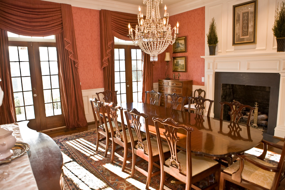 This is an example of a traditional dining room in Nashville.