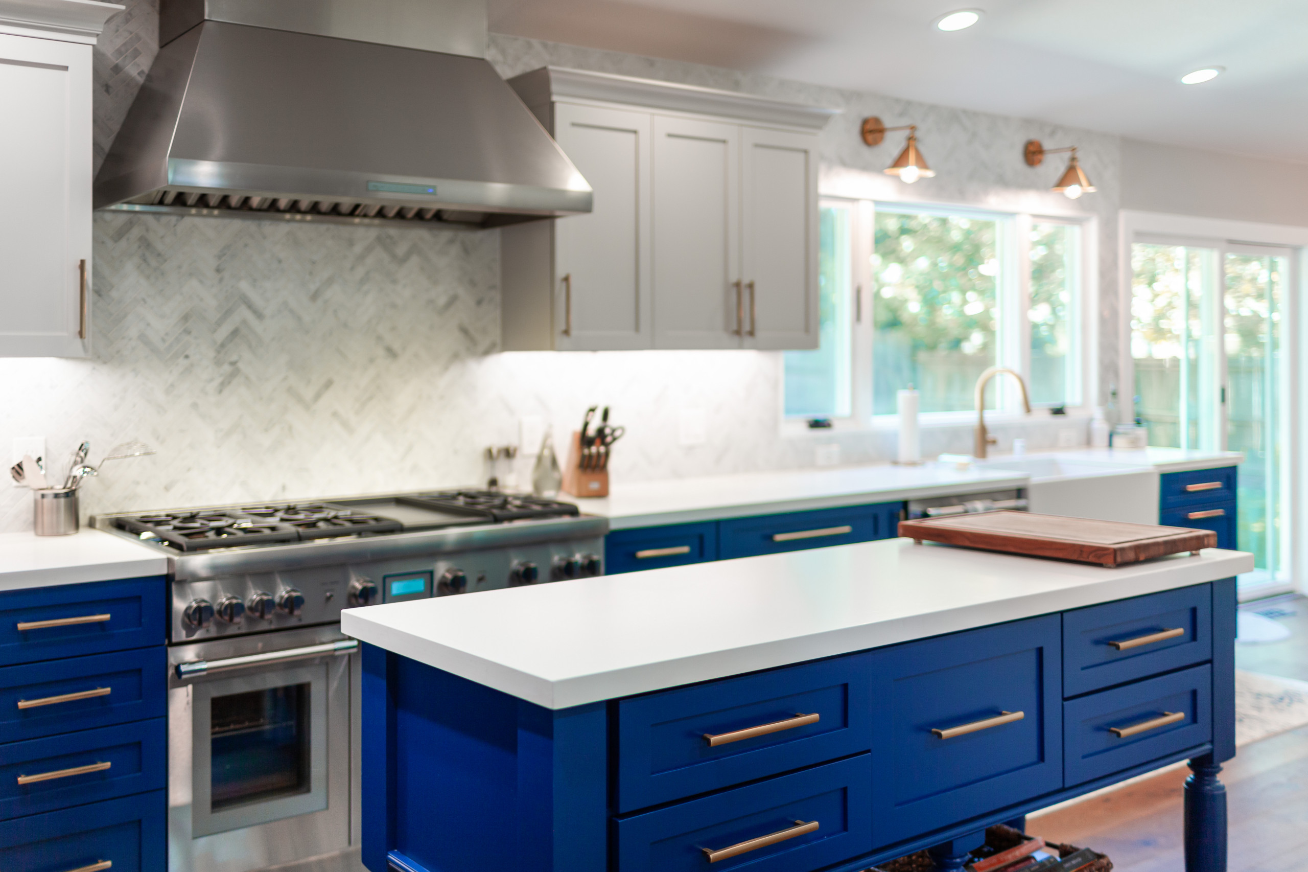 Stunning Kitchen w Blue Island