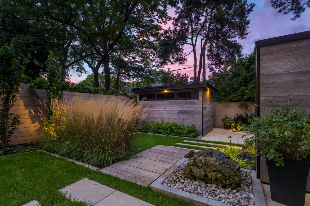 Mid-sized transitional backyard garden in Toronto.