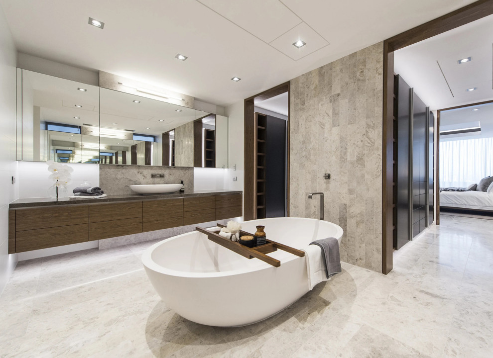 Bild på ett mycket stort funkis en-suite badrum, med luckor med infälld panel, skåp i mellenmörkt trä, ett fristående badkar, beige kakel, vita väggar, ett fristående handfat och beiget golv