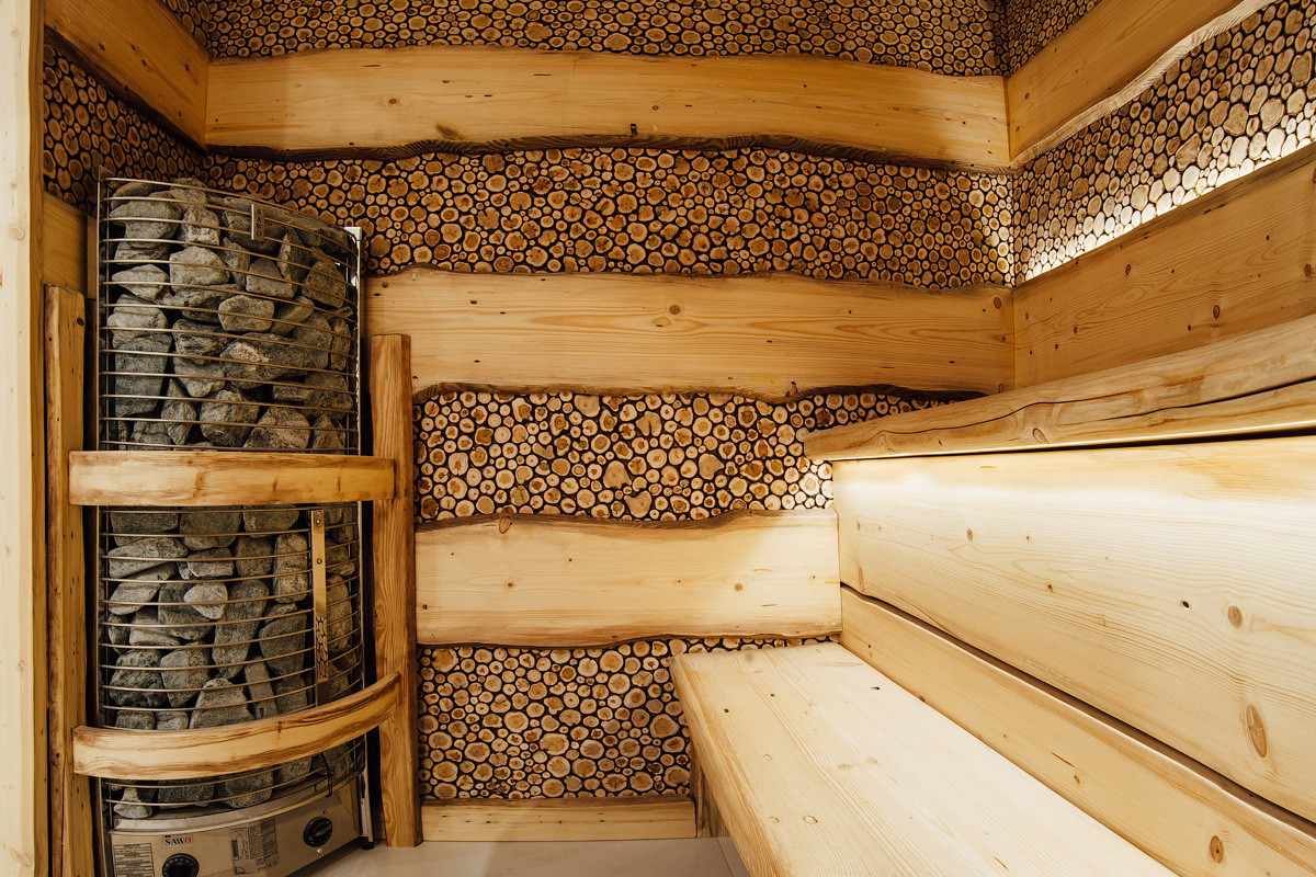 Печь в сауне с деревянным обрамлением.