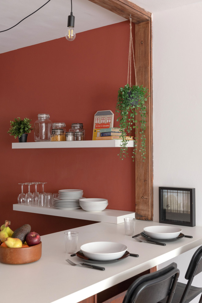 Foto på ett mellanstort industriellt beige linjärt kök och matrum, med luckor med profilerade fronter, skåp i mellenmörkt trä, träbänkskiva och en köksö