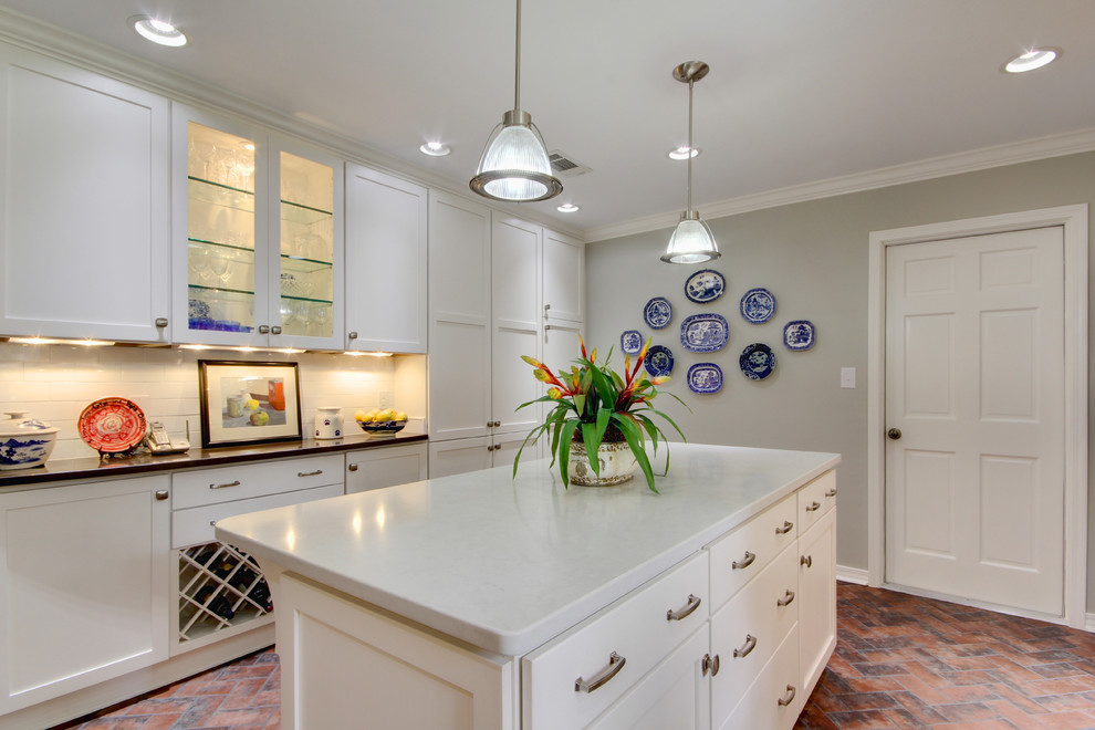 Kitchen - transitional kitchen idea in Miami