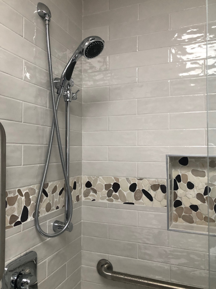 Exempel på ett litet minimalistiskt beige beige en-suite badrum, med släta luckor, skåp i mellenmörkt trä, ett badkar i en alkov, en öppen dusch, en toalettstol med separat cisternkåpa, vit kakel, tunnelbanekakel, bruna väggar, klinkergolv i keramik, ett undermonterad handfat, bänkskiva i kvarts, vitt golv och dusch med skjutdörr