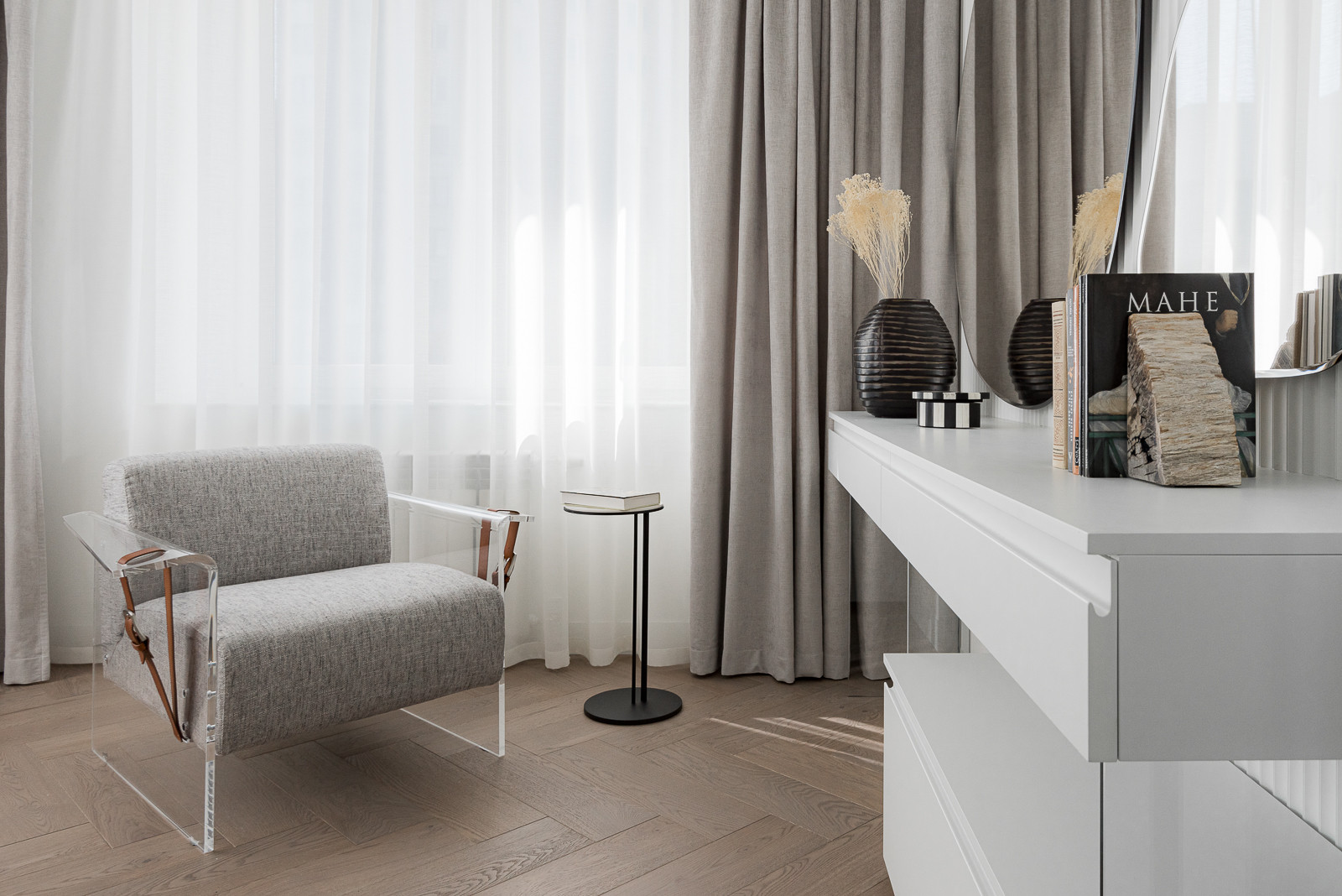 Консольный стол для гостевой комнаты