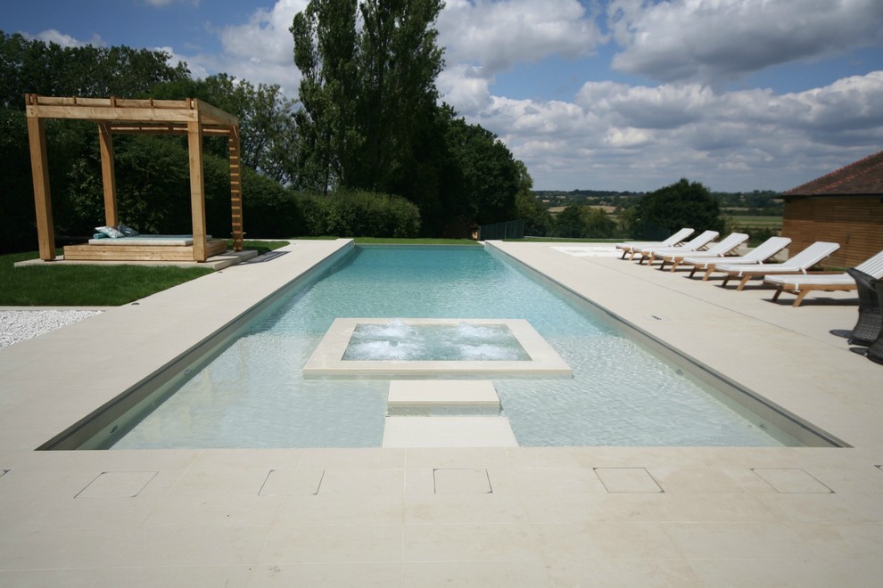 Moderner Pool in Surrey