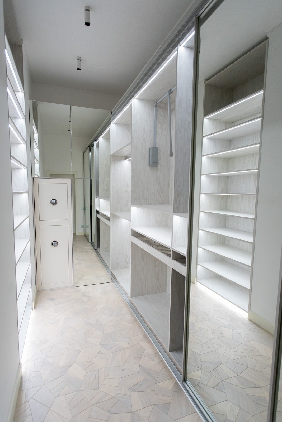 Гардеробная raumplus с LED-подсветкой, брючницами и пантографами